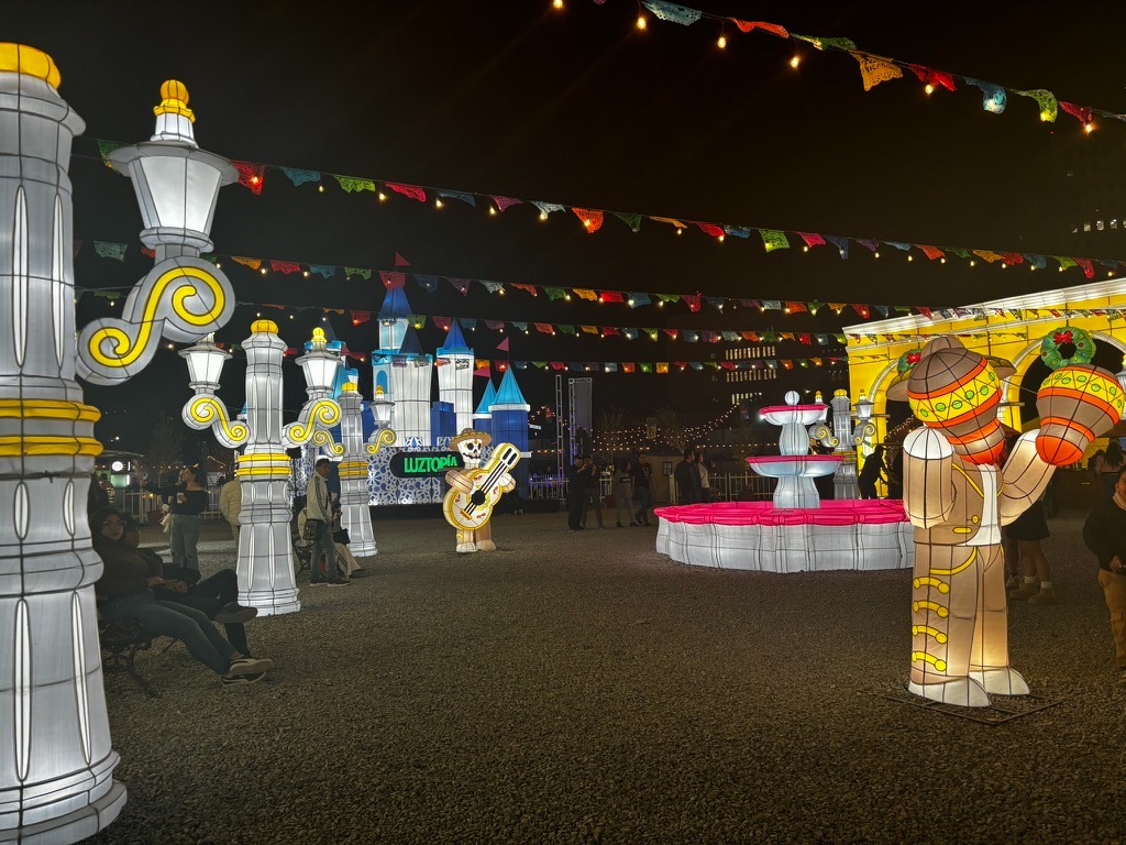 Blanca367714527's tweet photo. ✨ ¡Qué noche tan mágica en Luztopía! ✨ 
Las luces, los colores y las figuras son simplemente increíbles. 😍 https://t.co/GTpupI7kgi