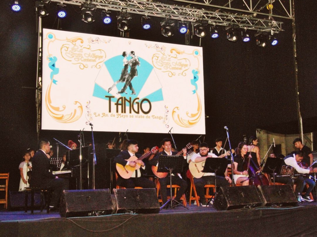 UTHGRACabaOk's tweet photo. Hoy es el Día Nacional del Tango.
Esta fecha fue elegida en homenaje a dos grandes figuras que nacieron un 11 de diciembre: Carlos Gardel y Julio De Caro.
Para conmemorar este día, compartimos algunas imágenes de Milongas Nacionales pasadas, organizadas por UTHGRA CABA. https://t.co/RW9s5HxHF0