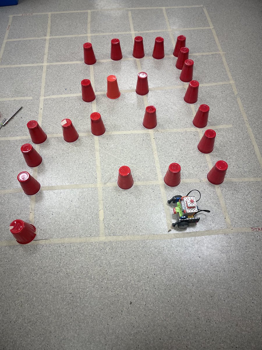 mtd1969's tweet photo. End of the term for robotics6. One student made me a robot Christmas card. #vexrobotics #meimiddle https://t.co/0usNHZI4SD
