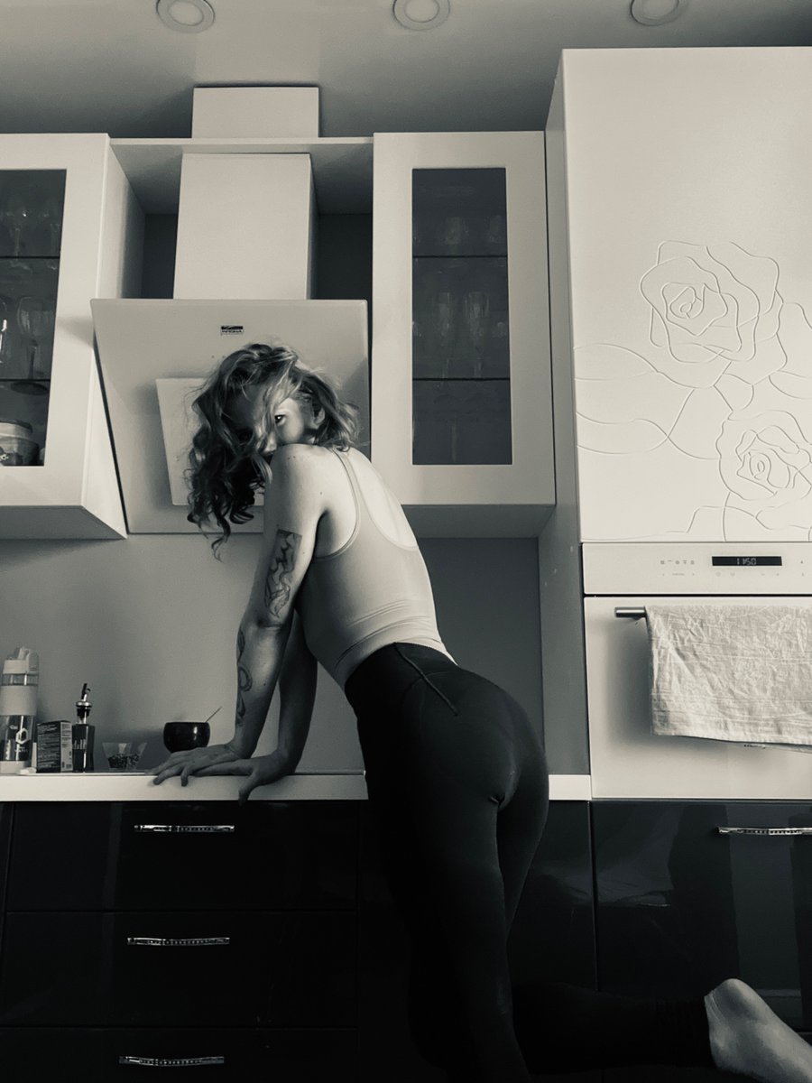 комментаторы скажут:
«бля, лучше бы борща сварила»

со славным вас праздником нюдсочетверга! ✨