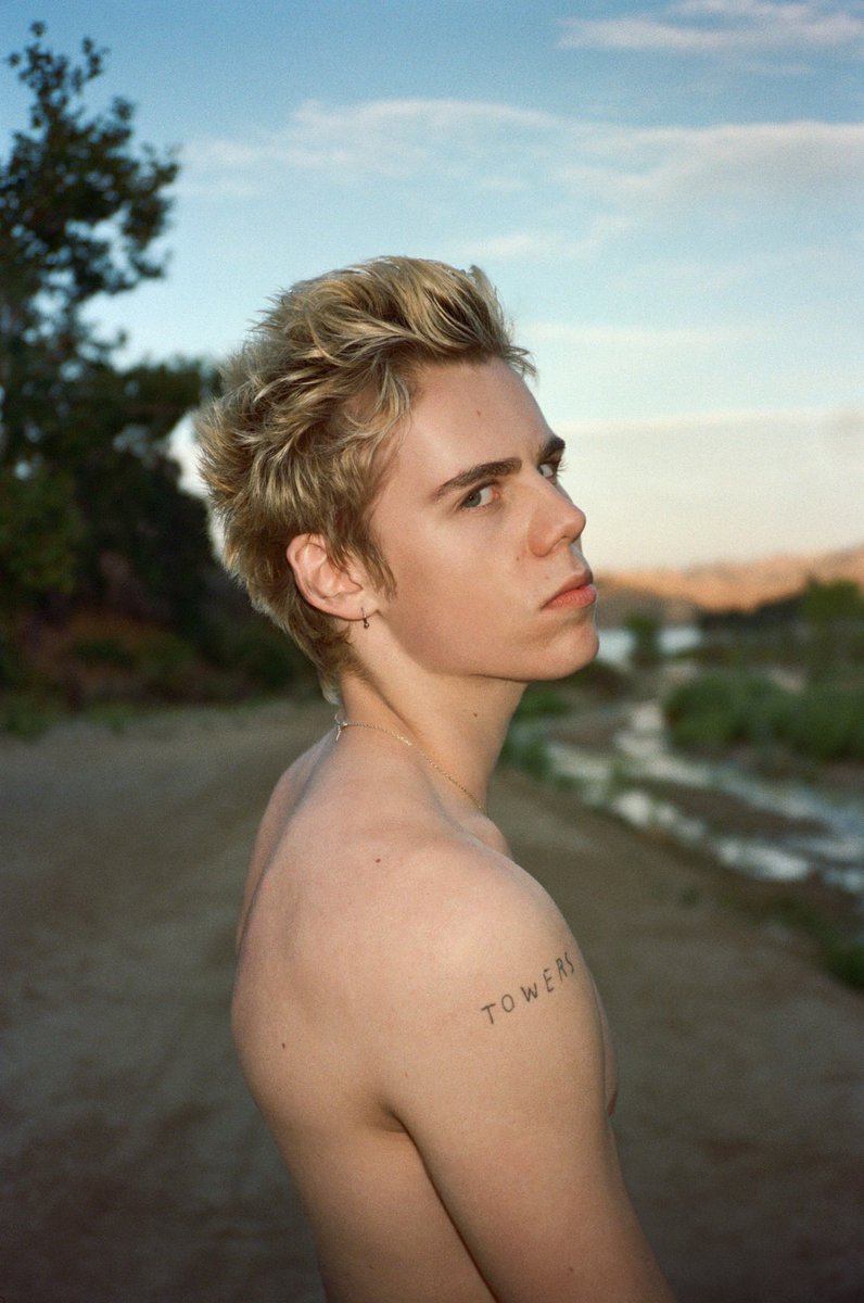 thekidlaroii's tweet image. #FUCKLOVE
#THEFIRSTTIME
#WATCHTHIS!