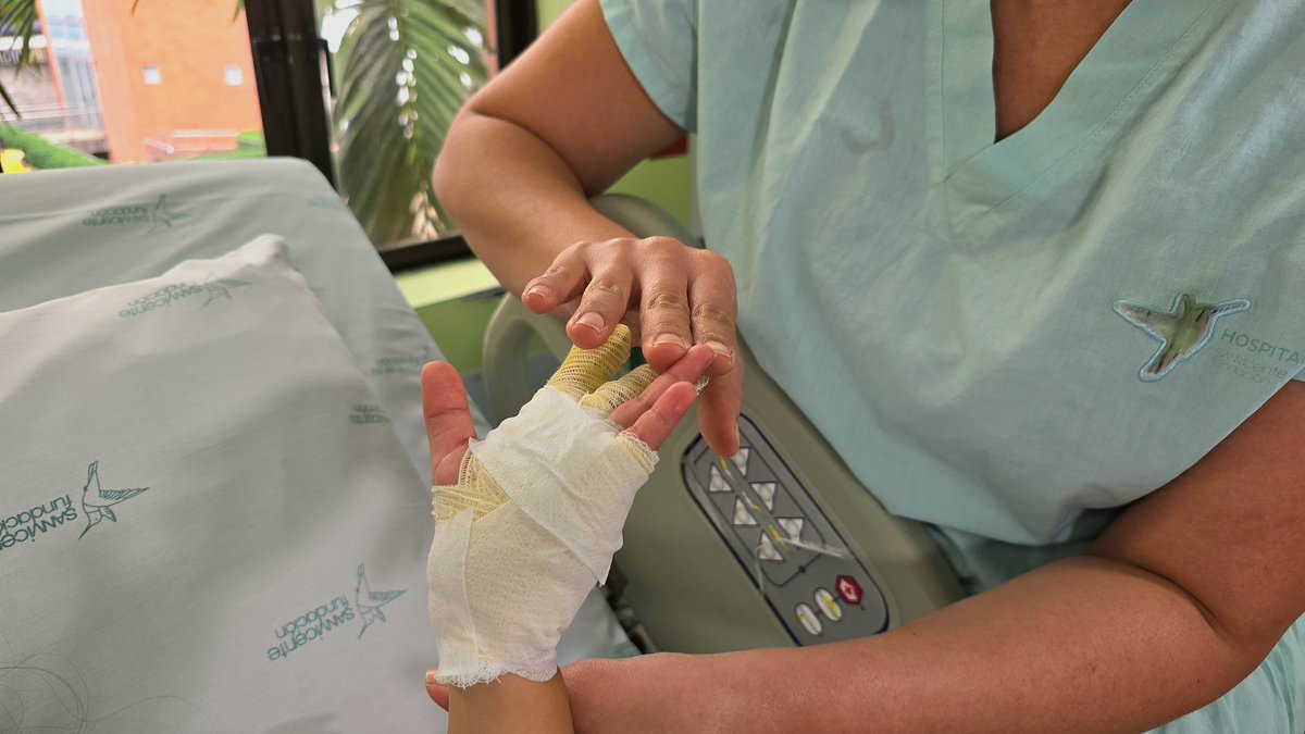 60 % de personas que sufren quemaduras es por líquidos, por eso, en San Vicente Fundación te damos las siguientes recomendaciones: Tapa los recipientes con líquidos calientes, no dejes que los niños jueguen cerca de líquidos calientes y no permitas que manipulen pólvora o velas.