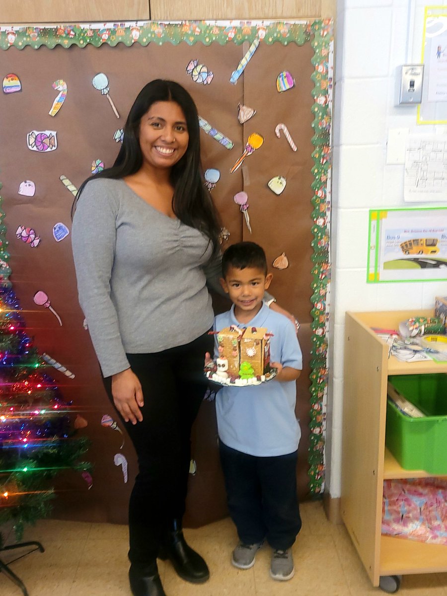 Look, mom and I created this gingerbread house! Great family event in Ms. Briseno's room! 🍬🍫😋 #burbank111   #Hoildayfun