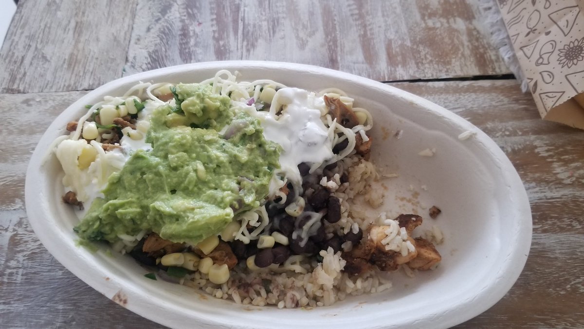 OKeithMerrellO's tweet photo. @ChipotleTweets I swear I just open this and took a picture. I've never had half a bowl. Woodvillage Oregon is crazy for this https://t.co/LJpJoI0YZv