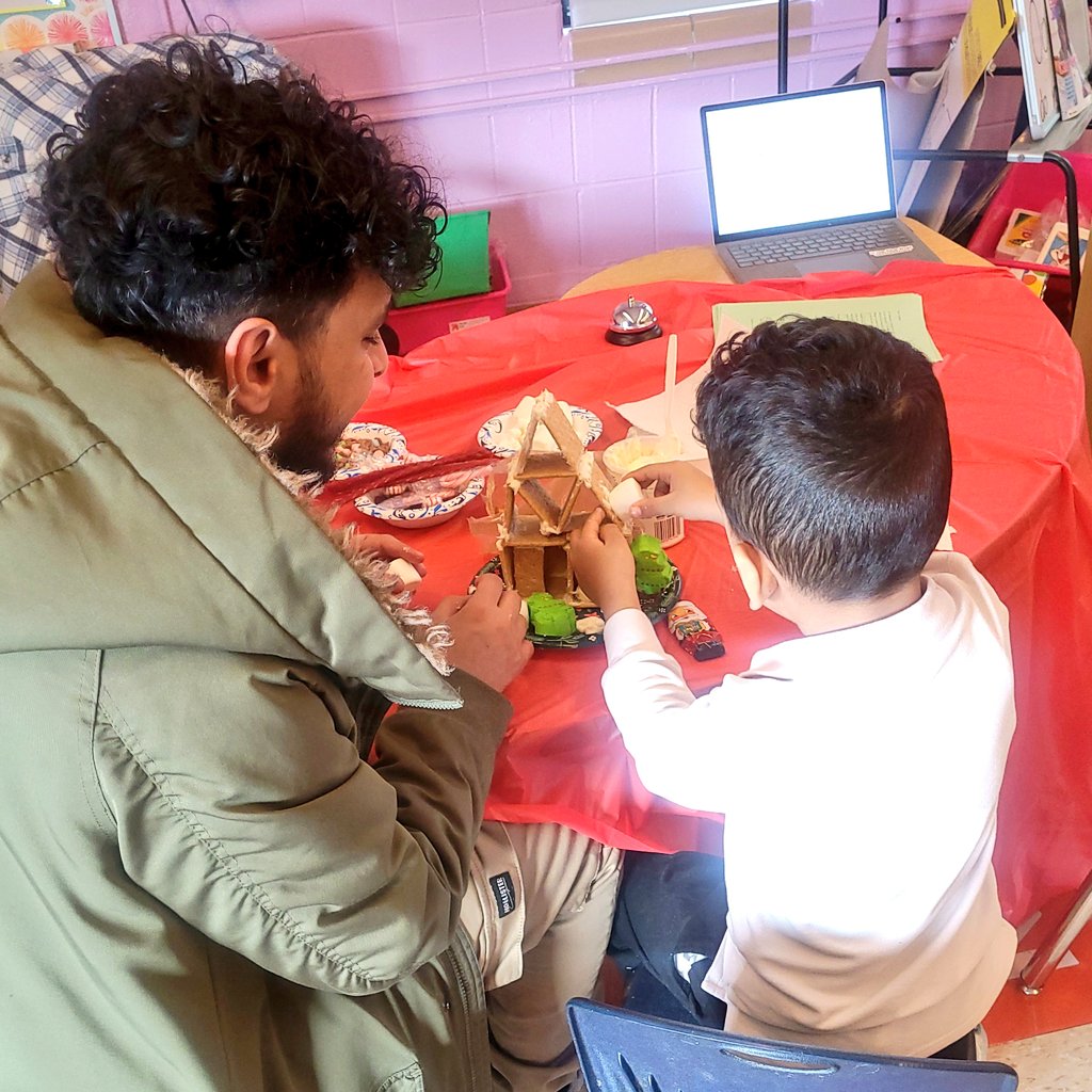 There are creative kiddos in Ms. Briseno's class. Check out these gingerbread houses!🍬🍫☺️#burbank111 #HolidayFun