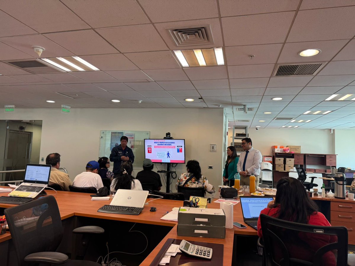 paulotor's tweet photo. Muy buen Dialogo Ciudadano de @ServelChile con apoyo de @SenadisTarapac dirigida a personas con discapacidad visual 👩🏻‍🦯👨🏻‍🦯‍➡️🕶️ 🗳️ 👏🏼 👏🏼 efectuado hoy en la DR Tarapacá Servel …. Más inclusión tarea de tod@s 💪🏼 https://t.co/JjIyfZuivu