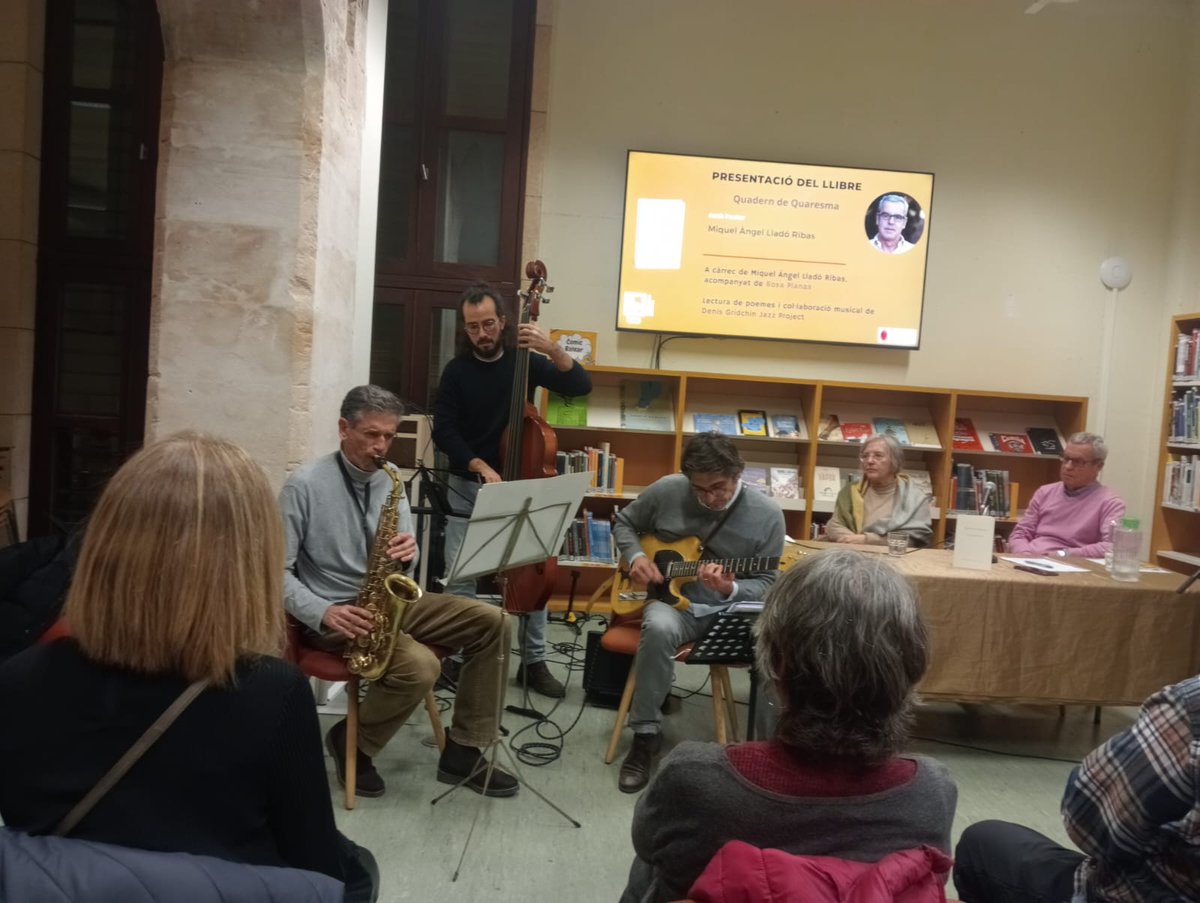 HomesPer's tweet photo. Paraules, poesia, música, poetes i públic  que omplien la @BiblioCanSales on en Miquel Àngel Lladó Ribas ha presentat el nou llibre "Quadern de Quaresma" de @ElGallEditor i acompanyat de precioses paraules de l'escriptora Rosa Planas https://t.co/LOYHNNW8A4