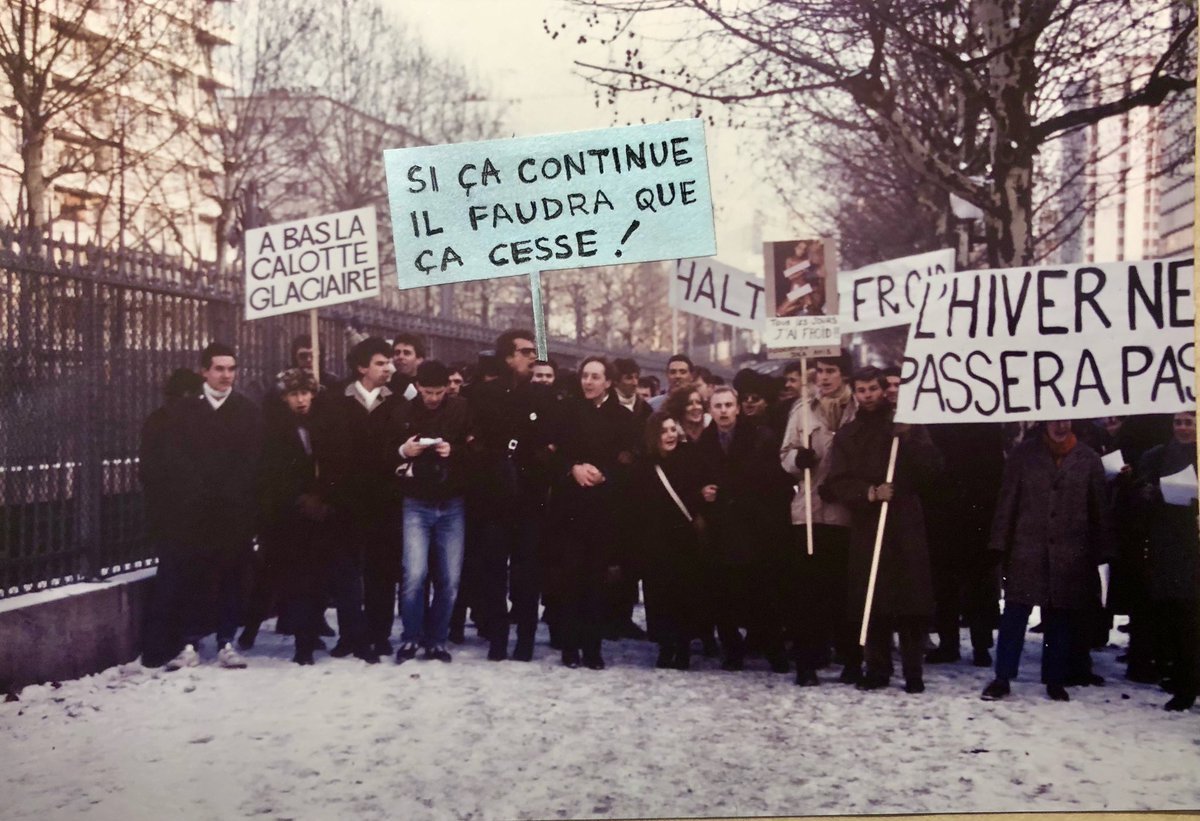 basiledekoch's tweet photo. SAUVE LA DATE ! 

Dans le cadre des cérémonies du 40ème anniversaire de Jalons,
et en prélude au XXIe Congrès du Groupe d’Intervention Culturelle , 

Le président Basile de Koch et 
le BuroPoli de Jalons 
vous invitent

Dimanche 12 janvier 2025 
à 15 heures 

à un DÉPÔT DE GERBE
au METRO GLACIÈRE,
pour fêter les 40 ans de la MANIFESTATION 
CONTRE LE FROID.

Au programme 
- Allocution du président
- Gerbe des autorités constituées 
- Comptine climatique, par le Mystère des Voix Centristes
- Marrons chauds ou glacés (selon température).
——————————
Nos illustrations, de g. à dr. 
- « Verglas assassin, Mitterrand complice ! » : la colère froide des manifestants;
- la Une du Parisien du 13 janvier 1985, encadrée par les reportages objectifs du Monde et de Libération.