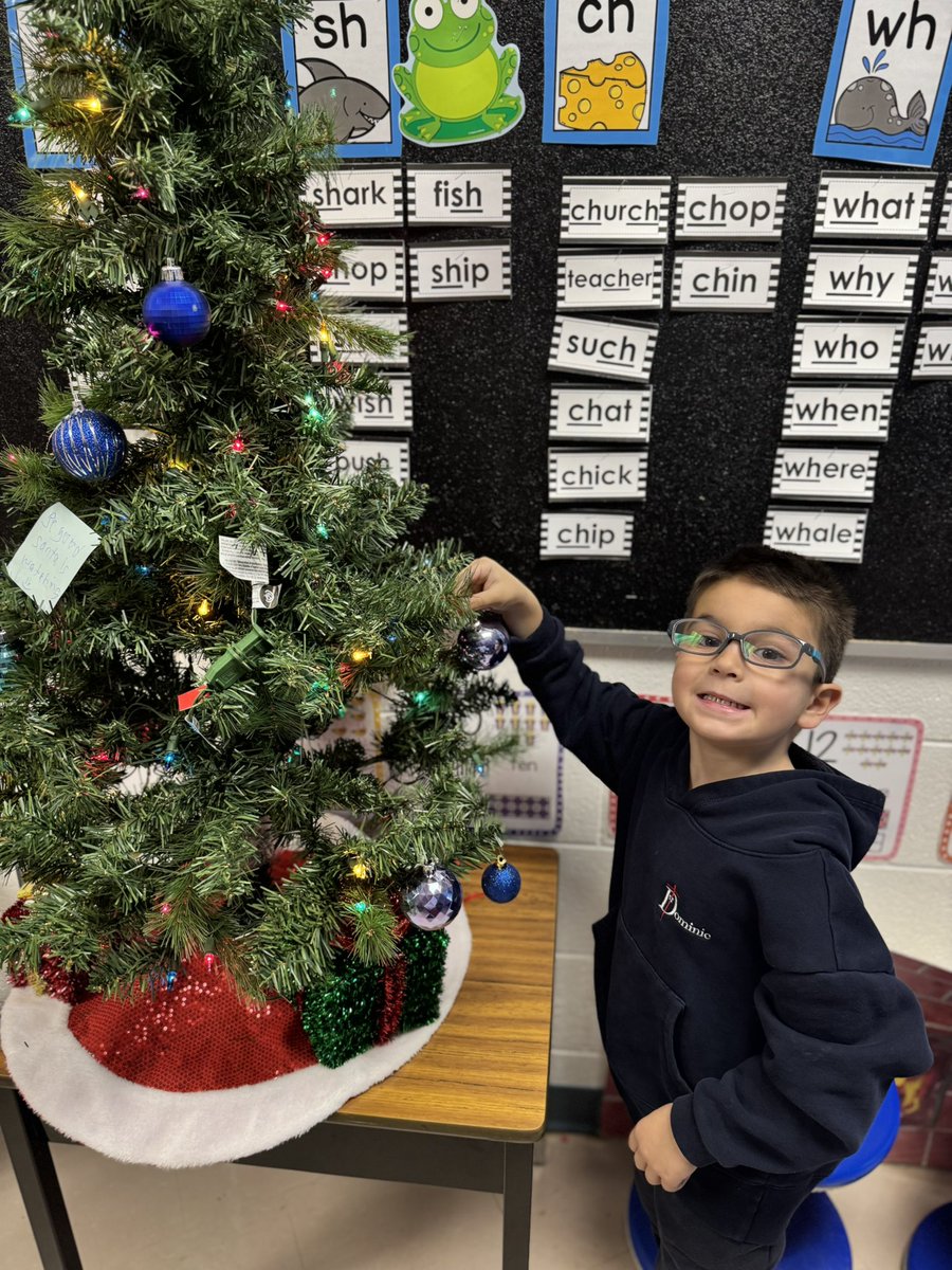 Mrs_SB25's tweet photo. Decorating our tree! :)🎄 https://t.co/RuT1OmUP4d