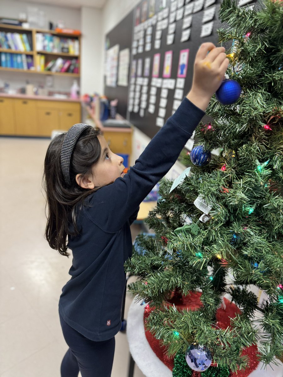 Decorating our tree! :)🎄