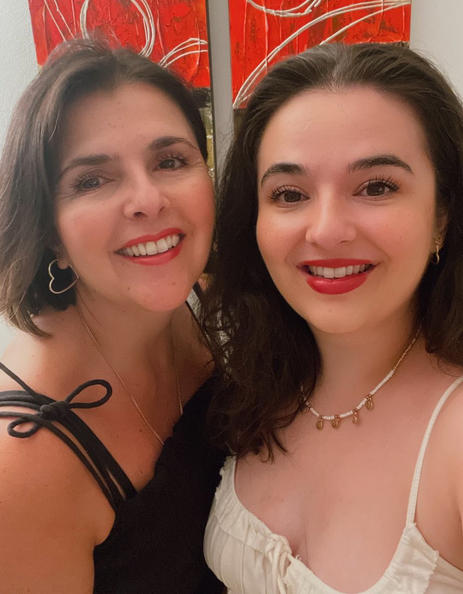 SoullaCostanda's tweet photo. Happy Birthday @EleniRich_ Love you lots and lots! ❤️🎉🎂🎁Xxxx https://t.co/Lv1WLWKkiB