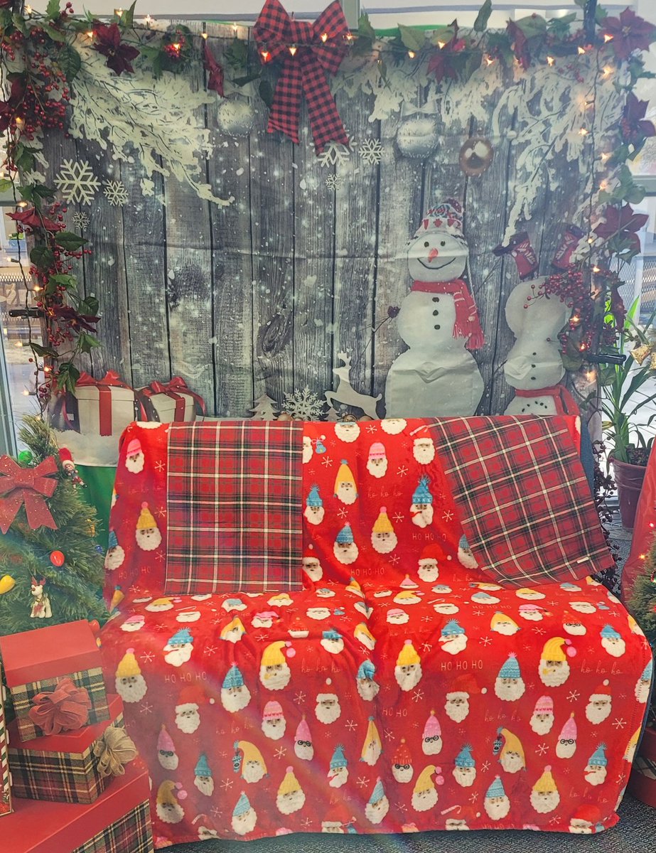 Santa will be here tomorrow in the MVHS Library from 4-6pm. Everyone in the Montana Vista Area is invited to meet the man in red, get a picture and a snack
#Weareclojtisd
#loboswillbeheard