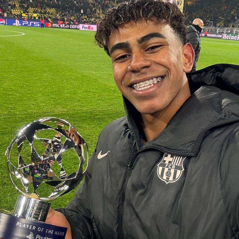 InvictosSomos's tweet photo. Resolviendo partidos en el mejor torneo de clubes que existe a sus 17 años de edad. Y lo más impresionante de todo es que ya no sorprende a nadie. No solo es el mejor jugador joven del planeta, sino que ya piensas en él cuando haces un recuento sobre los mejores futbolistas del mundo en la actualidad. Lamine Yamal nació para hacer historia. LO NUNCA ANTES VISTO.