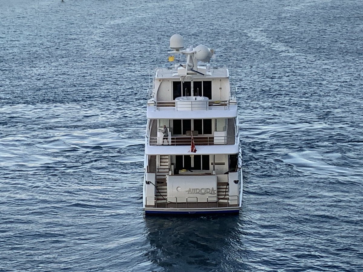 mfenst's tweet photo. A yacht just slammed into the Allure of the Seas while in port at Nassau. Don’t know if the Allure was damaged. The yacht’s mast was broken .  ⁦@lalidoloca⁩ https://t.co/obXD9ANmVW