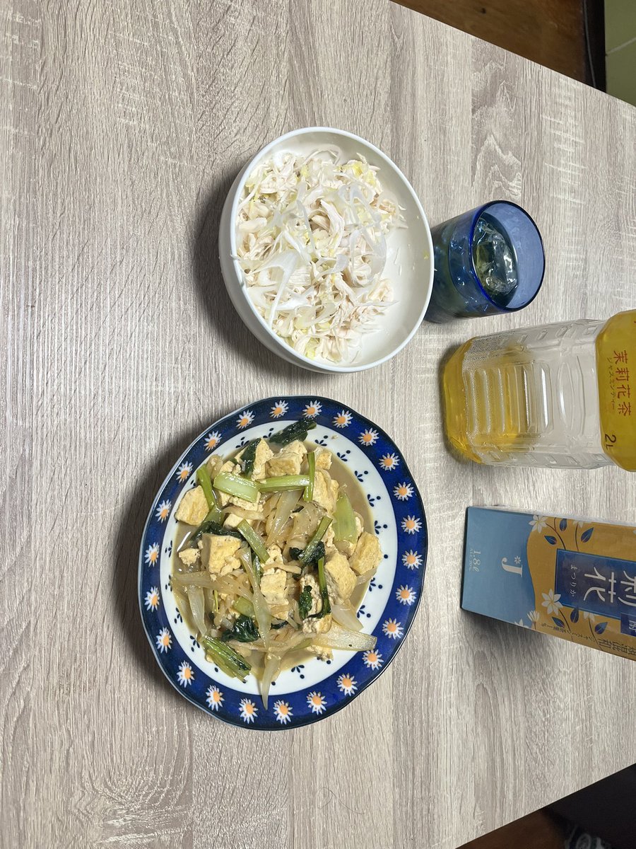 kinashow1's tweet photo. 初投稿

朝ごはんという名の、

酒のつまみ🤤

・ネギと白菜とササミのサラダ

・切り干し大根、小松菜、玉ねぎ、
　島トウフの甘辛煮

【本日のお酒】

茉莉花（まつりか）の
ジャスミン茶割り😍 https://t.co/33GiY9m2dV