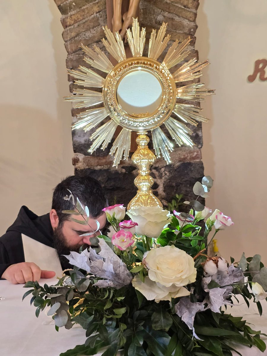 MaterVerbi's tweet photo. "Vicino a Te, Gesù, 
non si soffre più...
si gode soffrendo...
si ride piangendo...
si ama Gesù...
Oh Paradiso anticipato!"
Manna del Cielo,
cibo che sazi ogni vivente...
noi ti adoriamo!

#buongiovedieucaristico  🙏🏻💖 https://t.co/q7UxzjQNg0