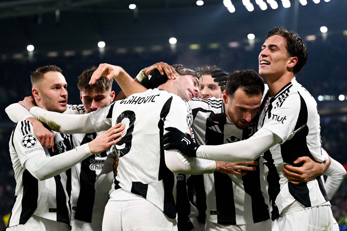 juventusfc's tweet photo. Che serata, che bello. 🏆✨

Grazie ragazzi 🤍🖤 https://t.co/IjsYk7QSvV