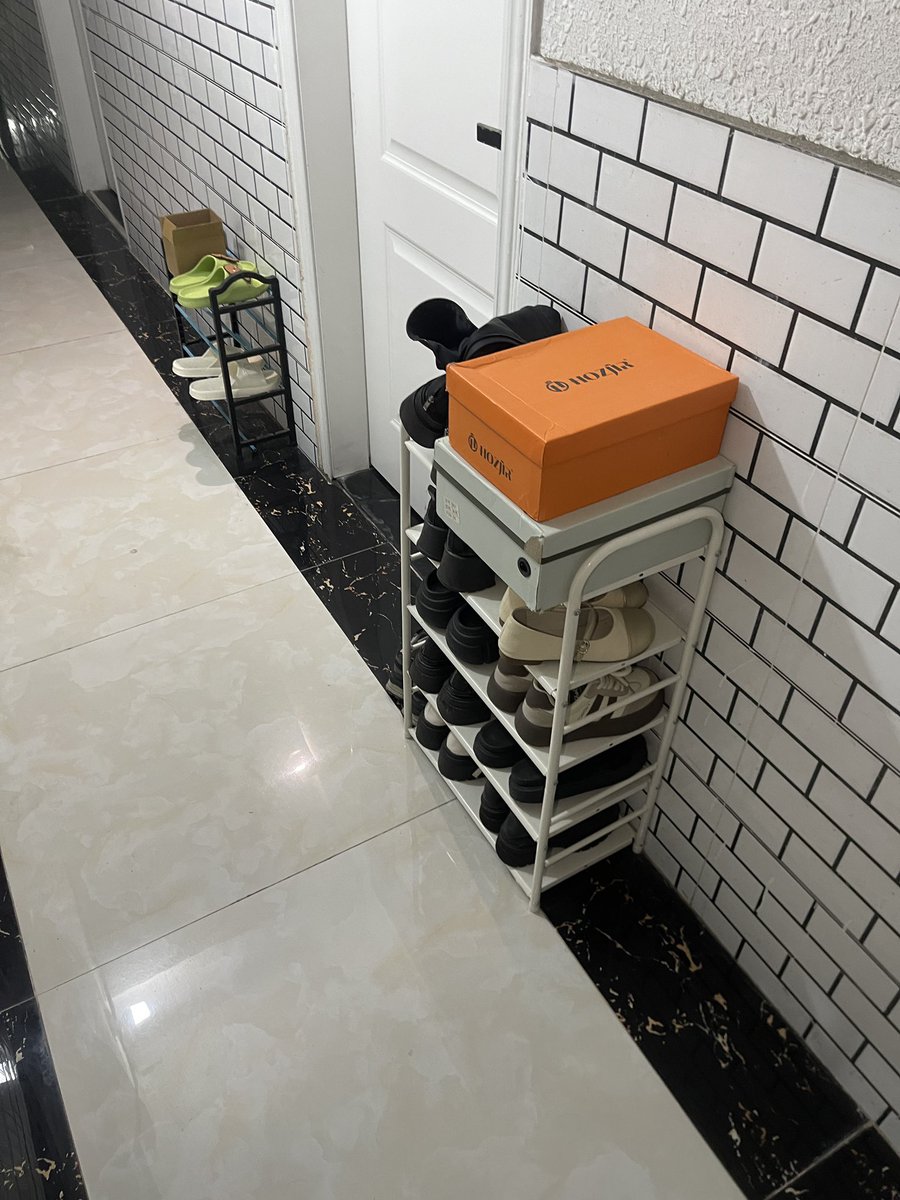 vpie288753's tweet photo. 眼镜妹的小皮鞋又脏又臭 好兴奋啊，主打就是一个保养 #鞋柜 #平底鞋 #楼道  #打胶 https://t.co/W3nSpnsKxC