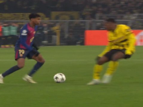 Yamal_Xtra's tweet photo. 🎙️Michael Ballack: "Gittens was running back, but it was already too late, because a certain Lamine Yamal had the ball at his feet."🤝 https://t.co/jy6IjoSrZN