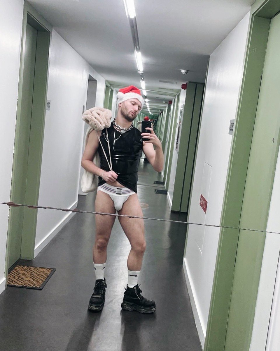 Santas coming to town, this Friday in Manchester ‼️ Club Sodom presents: Gomorrah, Social &amp; Cabaret 🎅🏼🎁 

DBA, M8 8PY 
13/12/24, 20:00 - 00:00 
Tickets: ra.co/events/2049494 🚨🎟️