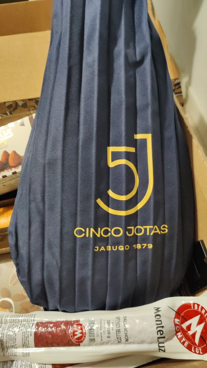 Dejar el Valo lo mejor que me ha pasado en la vida, mejora profesional, crecimiento personal, dejar de ser mileurista, novia, etc. Voy a disfrutar de mi lote navideño que 2025 me lo voy a reventar💪🏻, a mamarla esports sois peor que un cancer.😘