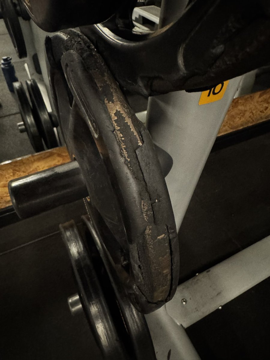 Diegomariz_'s tweet photo. A @SmartFitoficial cada vez mais mostrando como é uma academia que respeita os clientes! Depois de um acidente comigo, o smith despencar em mim, sigo nela por ser a única opcao do Guaruja, mas cada dia que passa a academia esta se desmanchando! Uma vergonha. Fora a sujeira https://t.co/ap203oeKYx