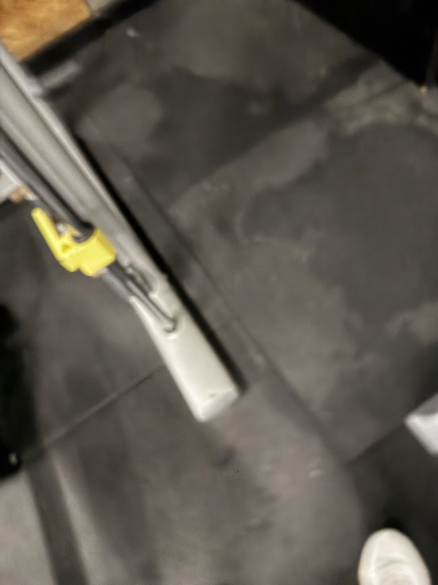 Diegomariz_'s tweet photo. A @SmartFitoficial cada vez mais mostrando como é uma academia que respeita os clientes! Depois de um acidente comigo, o smith despencar em mim, sigo nela por ser a única opcao do Guaruja, mas cada dia que passa a academia esta se desmanchando! Uma vergonha. Fora a sujeira https://t.co/ap203oeKYx