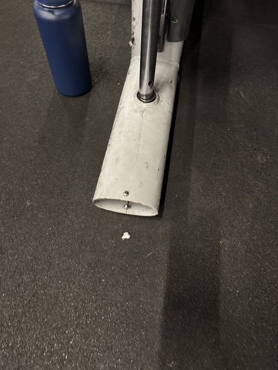 Diegomariz_'s tweet photo. A @SmartFitoficial cada vez mais mostrando como é uma academia que respeita os clientes! Depois de um acidente comigo, o smith despencar em mim, sigo nela por ser a única opcao do Guaruja, mas cada dia que passa a academia esta se desmanchando! Uma vergonha. Fora a sujeira https://t.co/ap203oeKYx