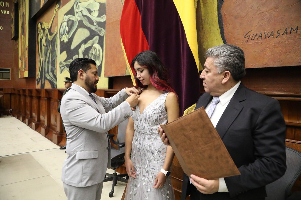 utpl's tweet photo. ¡UTPL Alumni es condecorada a nivel nacional! 🇪🇨👏🏼

🎓Belén Sotomayor Burneo, Alumni de la carrera de Ingeniería Química de la UTPL, recibió la condecoración Matilde Hidalgo de Prócel 🏆, por parte de la @AsambleaEcuador por su destacada trayectoria en investigación y liderazgo a nivel mundial. 🌎🔬

Felicidades a nuestra UTPL Alumni por transformar el mundo con conocimiento y pasión. 💡