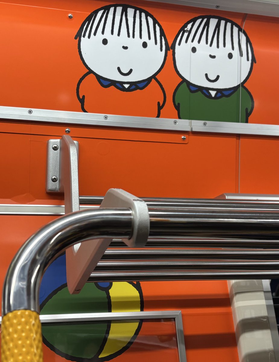 romiirmiiabe's tweet photo. 電車乗ったら、ディック・ブルーナ！！
かわいい！！🥰
#ディックブルーナ #ミッフィー #癒し https://t.co/mMMFJNjjqB
