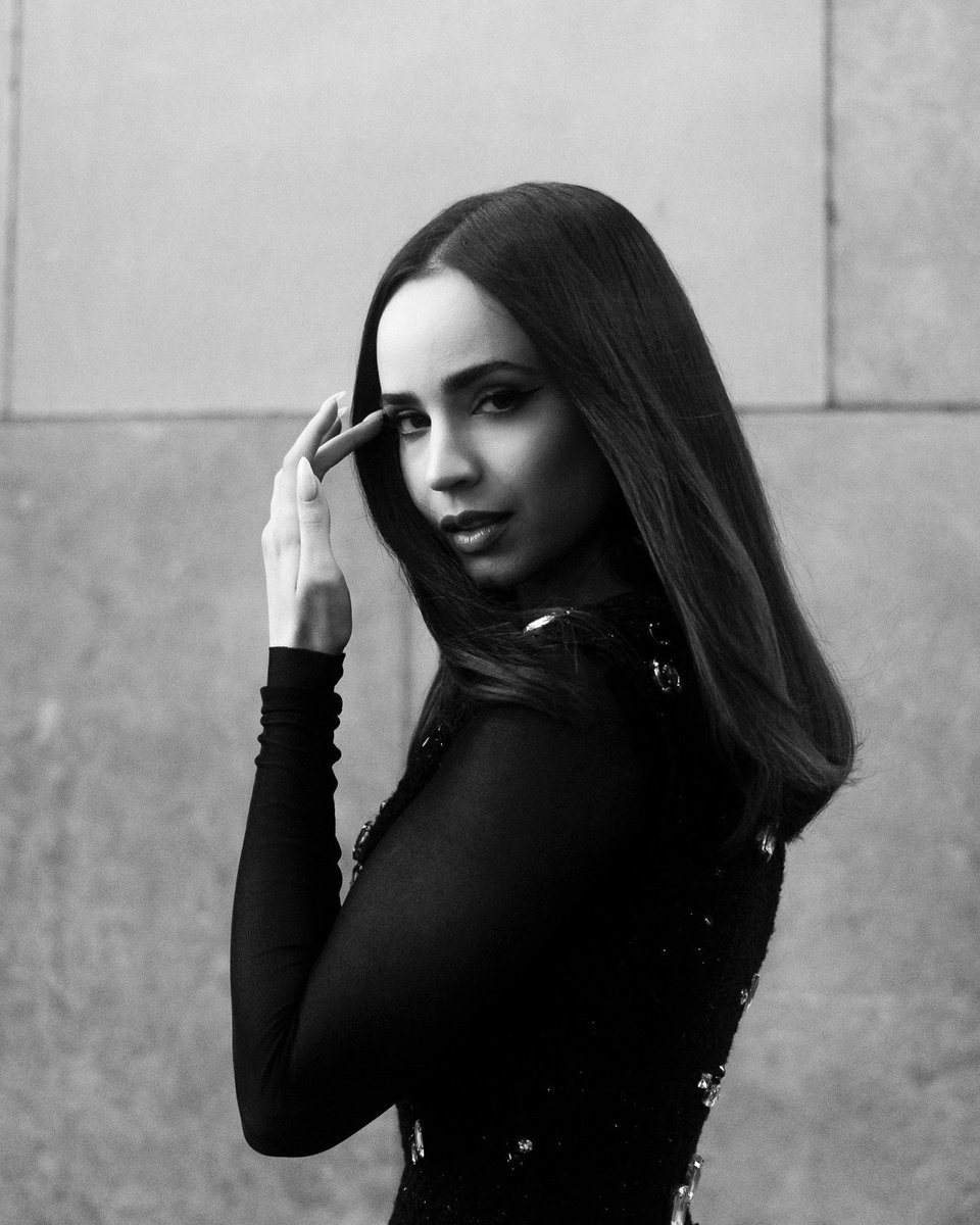 SofiaCarson's tweet photo. Carryingggg on with carry on weekkk 💎 https://t.co/RTfMxjn2xd