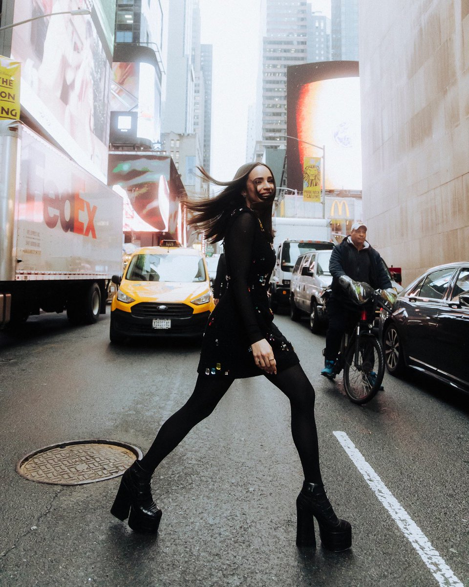 SofiaCarson's tweet photo. Carryingggg on with carry on weekkk 💎 https://t.co/RTfMxjn2xd