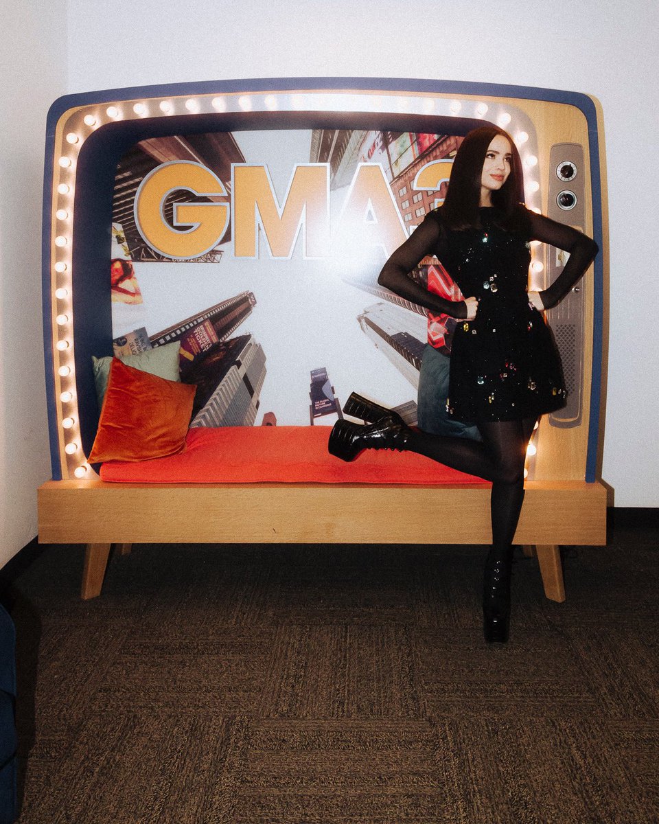 SofiaCarson's tweet photo. Carryingggg on with carry on weekkk 💎 https://t.co/RTfMxjn2xd