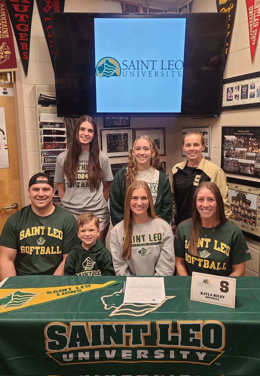 DonohueJr's tweet photo. Congratulations @SouthernSB2023 Kayla Riley on her commitment to continue her education and softball career at St. Leo University in Florida.  
#HSLive 
#RamPride🐏🥎🖤💛🇺🇲 
@TAPStaffordLBI @BiggySandPaper @APPSportsDesk @JSSInsider @lqdsportsSHORE @ACPressMcGarry 
@SRGVB17 https://t.co/pe3Yb1qHPJ