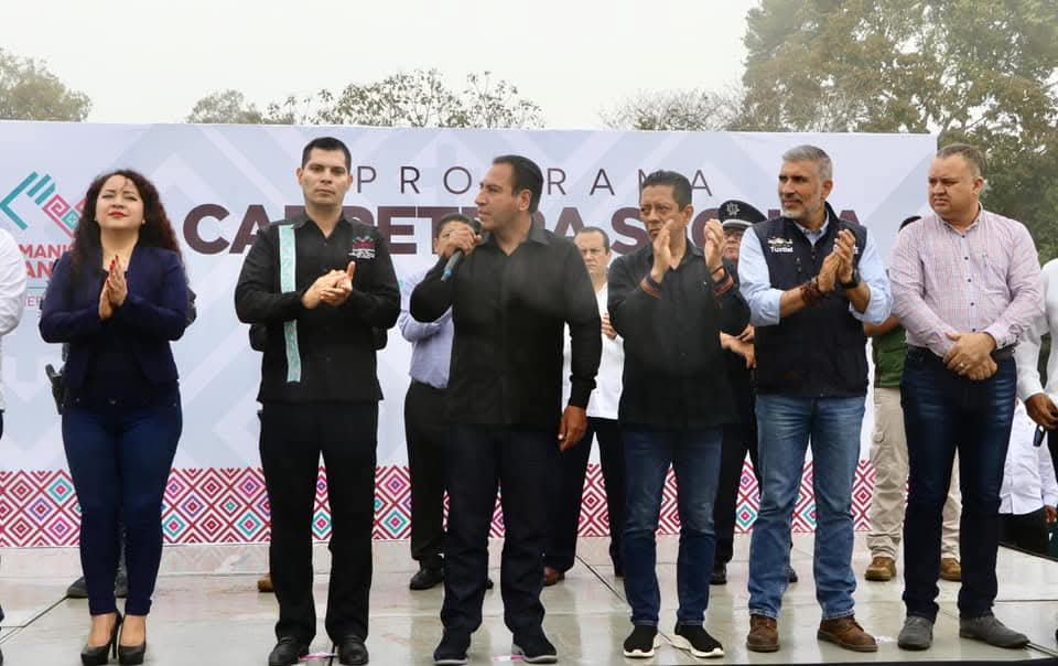 TenChiapas's tweet photo. #CHIAPAS CARRETERAS SEGURA da inicio.

Este gobierno tiene como prioridad que las y los chiapanecos puedan transitar libremente y con confianza por cada carretera.  
Los tramos carreteros que tendrán vigilancia permanente serán: Ocozocoautla-Tonalá y Ocozocoautla-Las Choapas. https://t.co/14xv7XNBMU