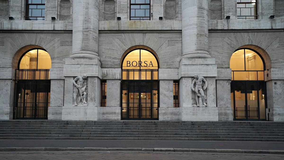 antonio_zennaro's tweet image. 1/
Ever wondered why Italian stocks are trading at such low Price-to-Earnings (P/E) ratios compared to their international peers? Let's dive into some surprising examples and what it means for value investors. 🧵
#ValueInvesting #ItalianStocks #EuropeanMarkets