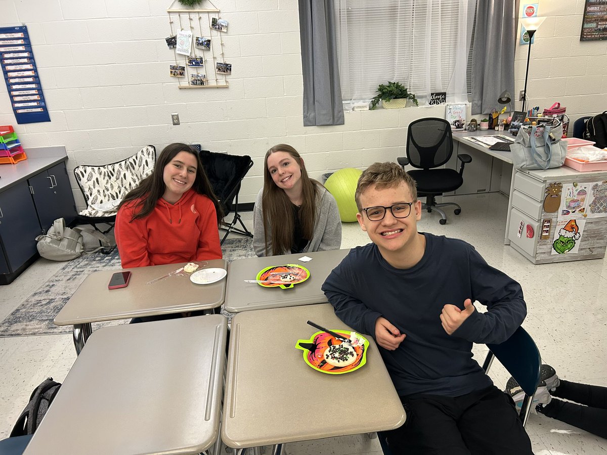 The Best Buddies Club collaborated with the CMHS Future Educators Club for a Cookie Decorating Holiday event! 

Thank you to all that participated! 💚❤️🎄