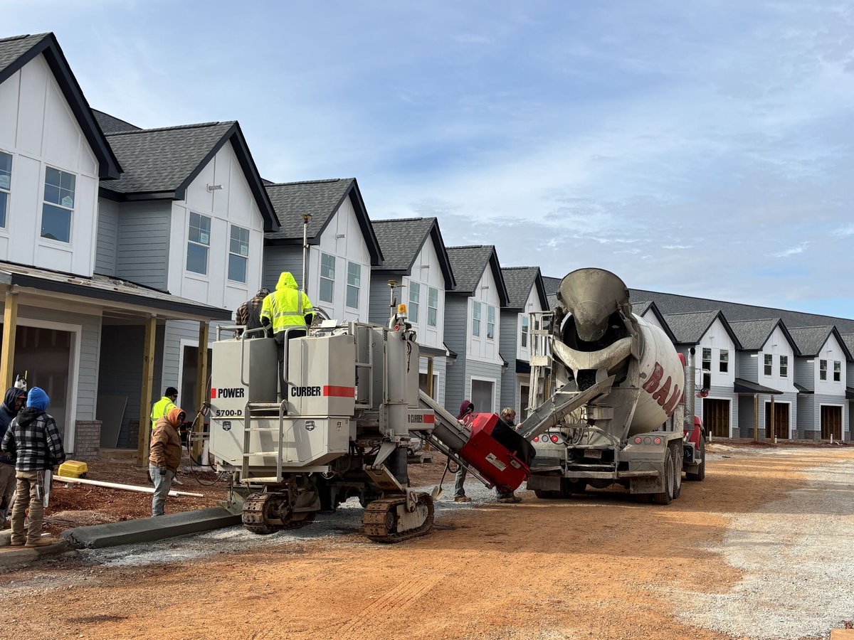 📍Huntsville, Alabama
This customer is using their #PowerCurber 5700-D for a housing development using Leica 3-D Stringless equipment.

#PowerCurbers #PowerPavers #ConcreteConstruction #Construction #Slipform #MadeInUSA
