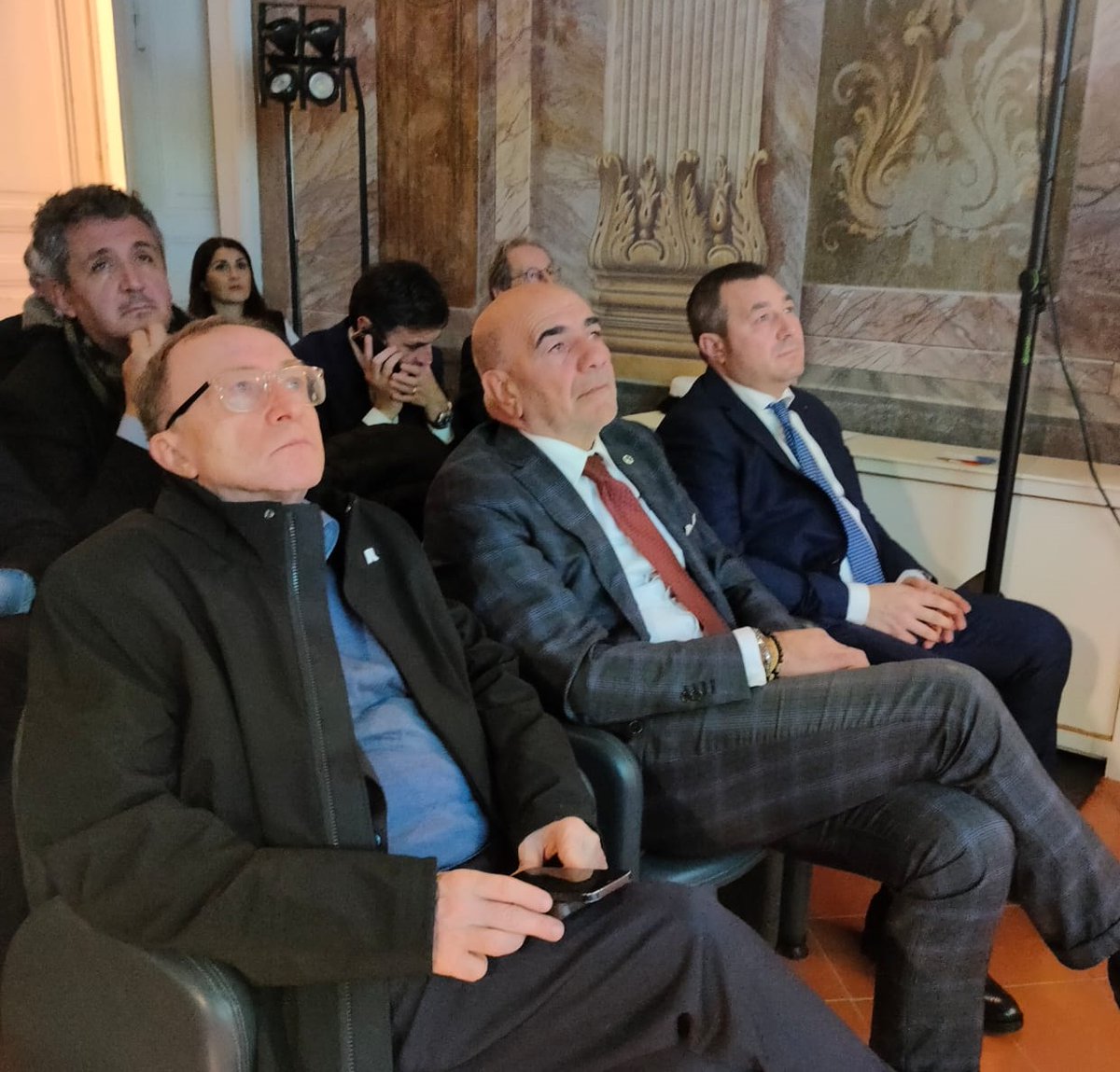 Stasera, a Villa Campolieto, il presidente Luca Mascolo ha posto al centro del dibattito un tema cruciale: la creazione di un servizio idrico efficace, efficiente ed  economico rappresenta un elemento cardine dello sviluppo, della tutela ambientale e  del benessere dei cittadini.