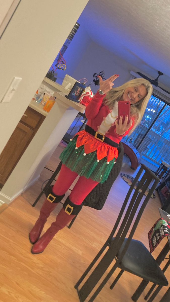Cardsgirl8's tweet photo. Christmas 🤶 SPIRIT MODE! Last home @LouisvilleMBB game before Christmas! #gocards #Christmas2024 #holidays #goofyaf #mrsclaus 🤶❤️📣 https://t.co/brEbuRBjWw