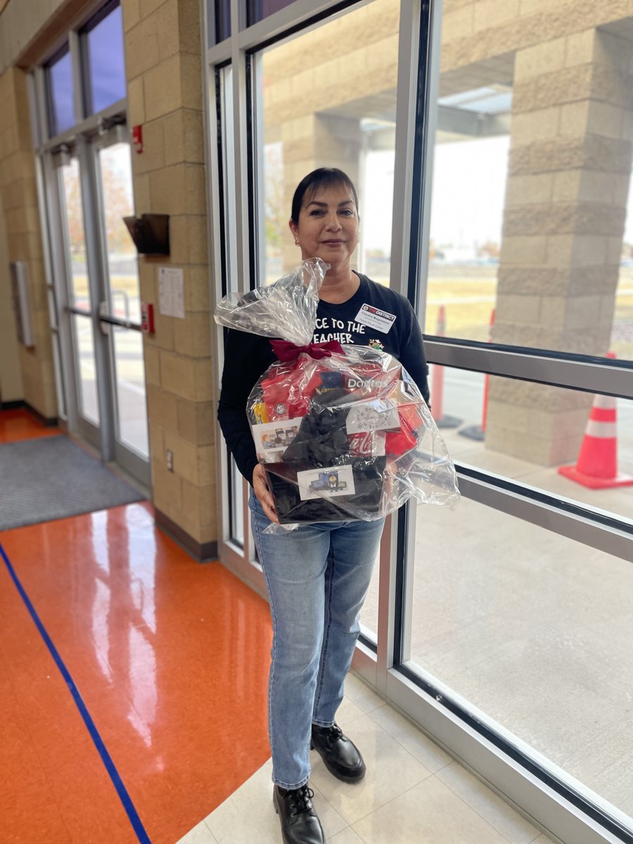 YsletaPKLibrary's tweet photo. Happy IT Day! 💻🌐 Today, we celebrate the innovators, problem-solvers, and tech enthusiasts who keep our digital world running smoothly. Thank you Mrs. Magdaleno for shaping the future with technology and creativity! 🚀💙❤️@nlsierra1 @MSuizette @YISDInnovLearn #ITDay https://t.co/Tq8bQN1KjA