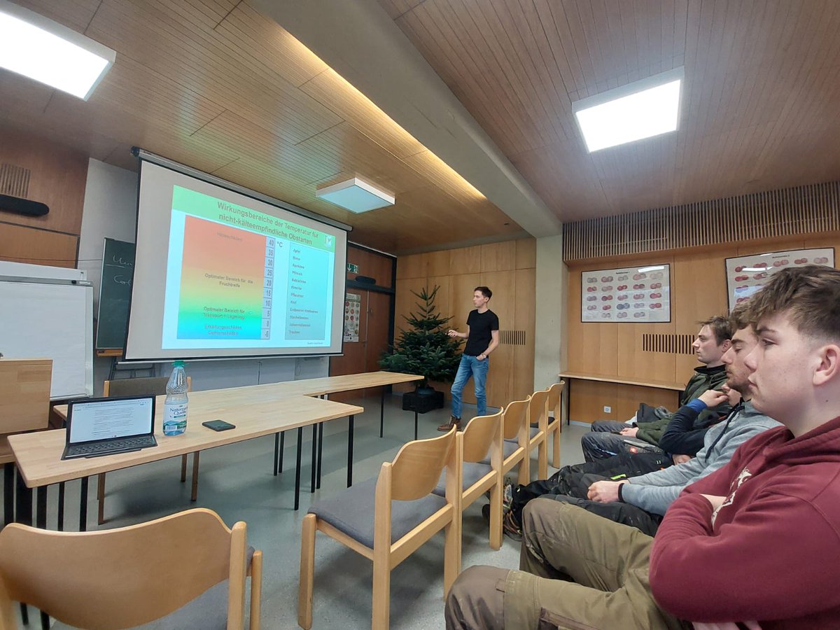 Nacherntephysi1's tweet image. It’s a joy to help shape the next generation in fruit science! 💡👩‍🎓👨‍🎓

#Education #FutureExperts #Azubi2024 #KnowledgeSharing #KOB