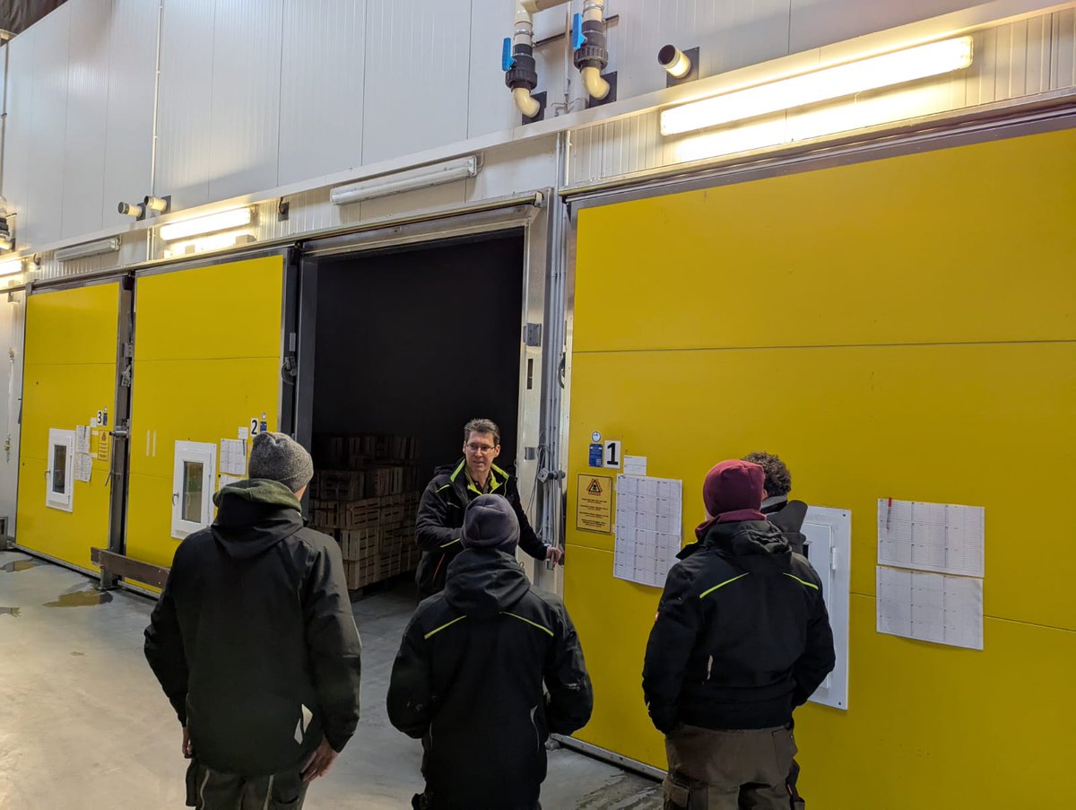 Nacherntephysi1's tweet image. It’s a joy to help shape the next generation in fruit science! 💡👩‍🎓👨‍🎓

#Education #FutureExperts #Azubi2024 #KnowledgeSharing #KOB