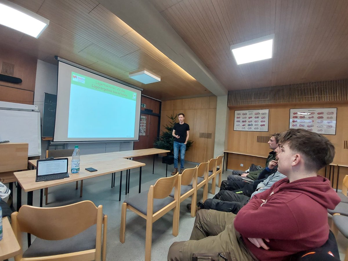 Nacherntephysi1's tweet image. It’s a joy to help shape the next generation in fruit science! 💡👩‍🎓👨‍🎓

#Education #FutureExperts #Azubi2024 #KnowledgeSharing #KOB