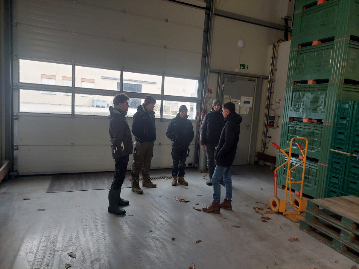 Nacherntephysi1's tweet image. It’s a joy to help shape the next generation in fruit science! 💡👩‍🎓👨‍🎓

#Education #FutureExperts #Azubi2024 #KnowledgeSharing #KOB