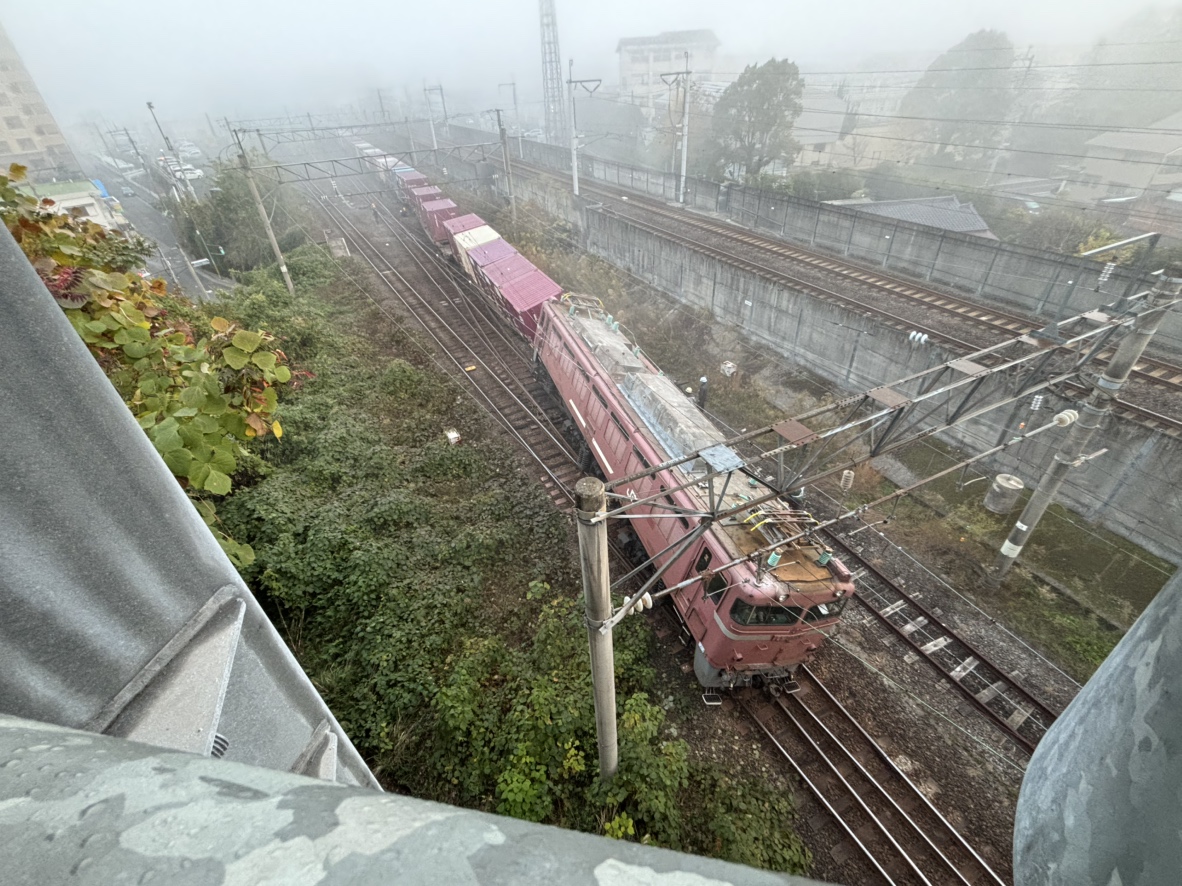 川内駅近くで貨物列車が脱線しています。ＪＲ鹿児島線、肥薩おれんじ鉄道とも運休中です。新幹線は運行中。（薩摩川内総局）＃南日本新聞　#脱線　#川内駅