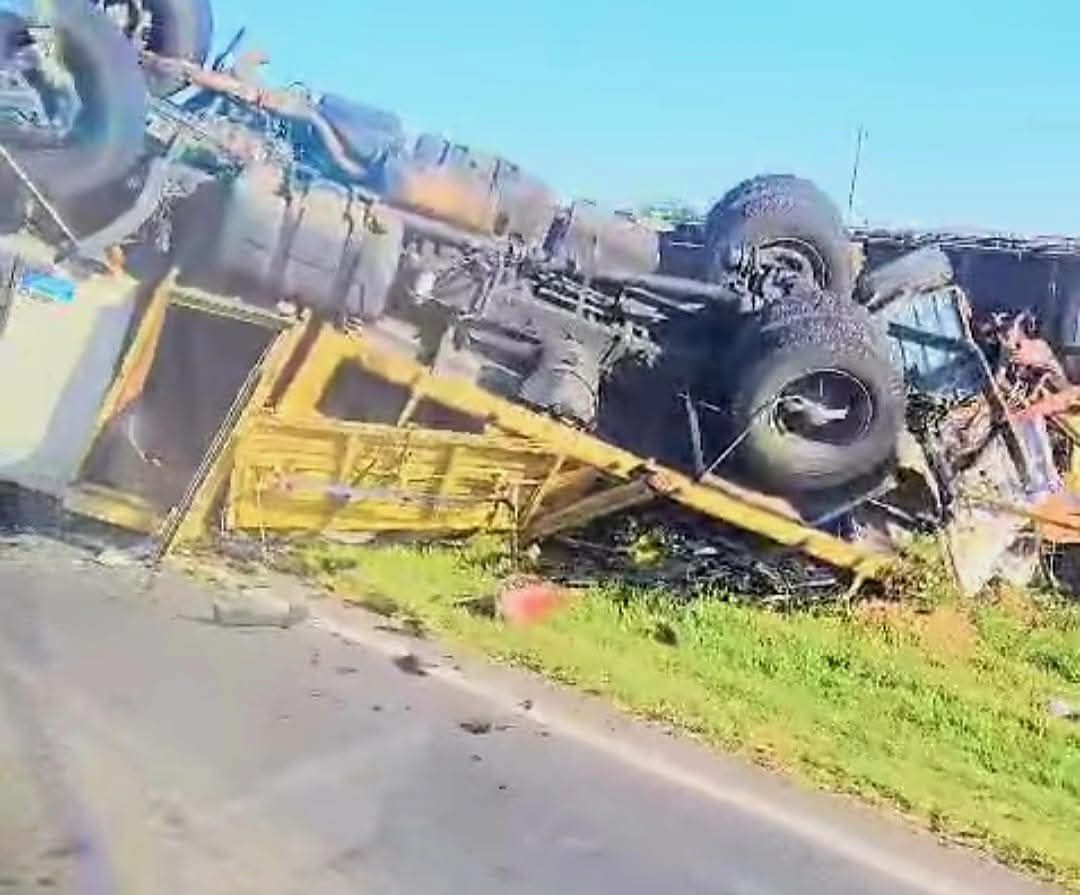 #AHORA #Accidente
⚠️ ACCIDENTE EN RUTA 33
Vuelco de camión entre Pujato y Casilda.  
Nos informan que inspectores de tránsito de Casilda están desviando el tránsito en Ruta.