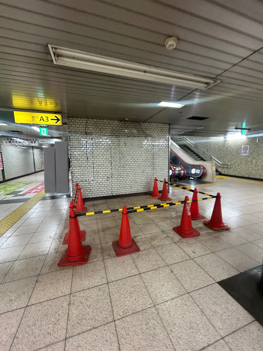 今朝見ると馬喰横山から東日本橋へ続く通路の隣、改札前の売店が撤去されていました。営業自体は去年の12月に終わっていましたがなんだか寂しい空間に。。
