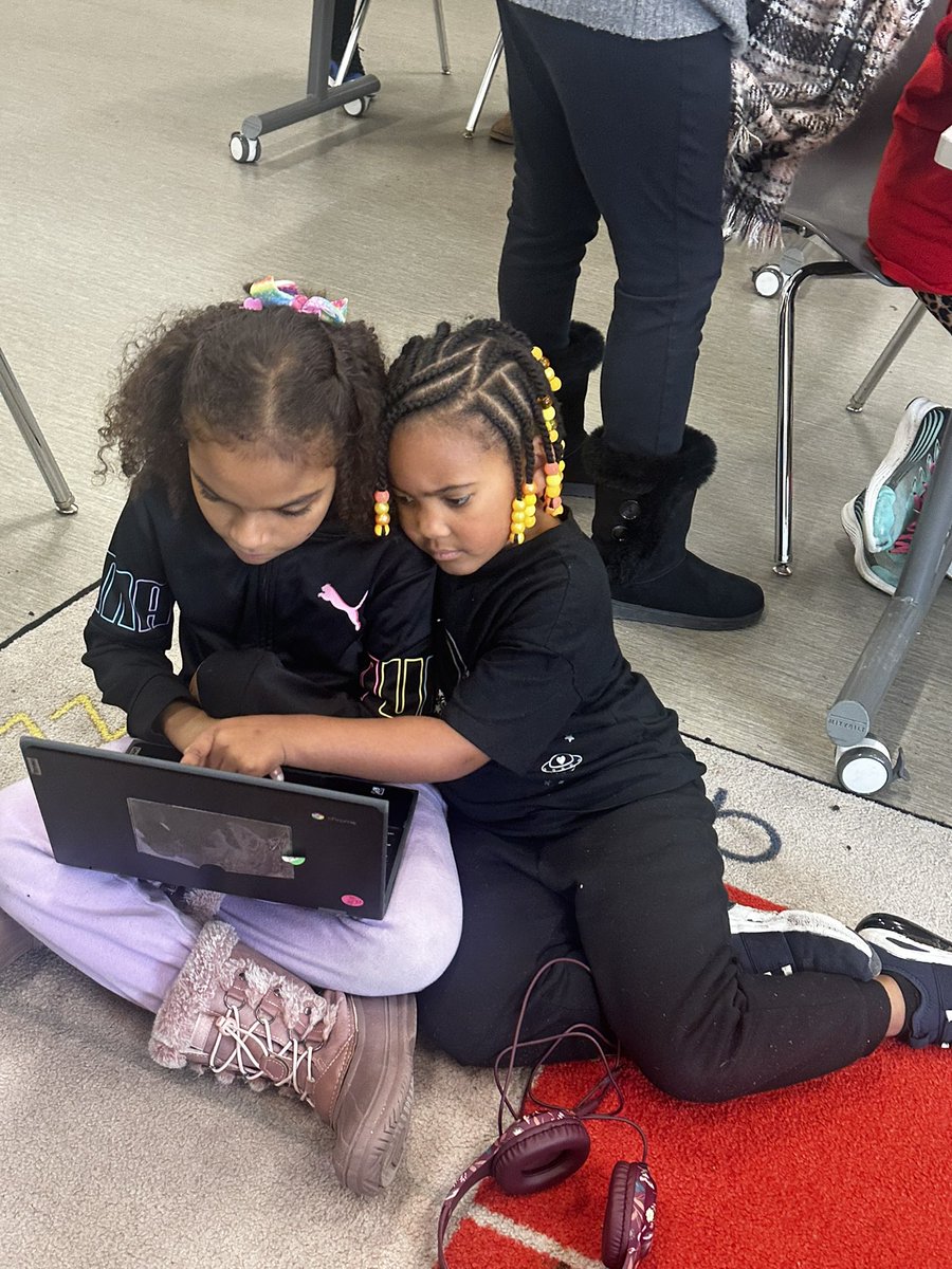 sauslander's tweet image. Hour of Code is better with Book Buddies! At @AllisonvilleES 3rd and Kindergarten book buddies teamed up for a @CodeMonkeySTU activity and 2nd and 4th book buddies made music in the new @codeorg Music Lab! So much fun! @msdwt #CSedWeek #HourOfCode