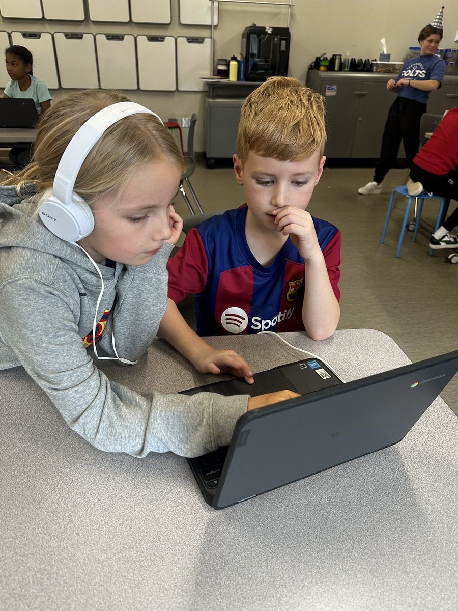 sauslander's tweet image. Hour of Code is better with Book Buddies! At @AllisonvilleES 3rd and Kindergarten book buddies teamed up for a @CodeMonkeySTU activity and 2nd and 4th book buddies made music in the new @codeorg Music Lab! So much fun! @msdwt #CSedWeek #HourOfCode